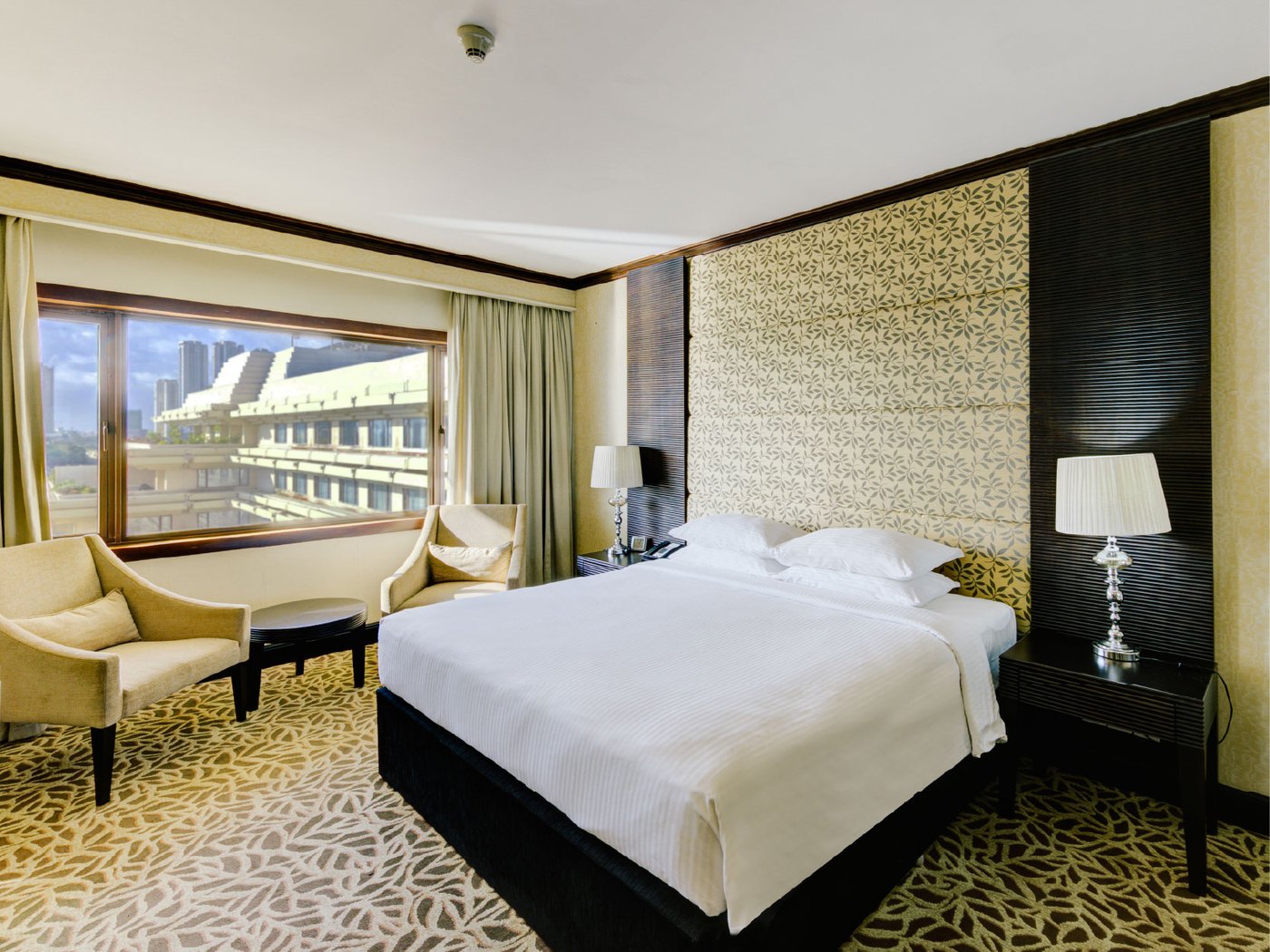 Cinnamon Lakeside CMB hotel view