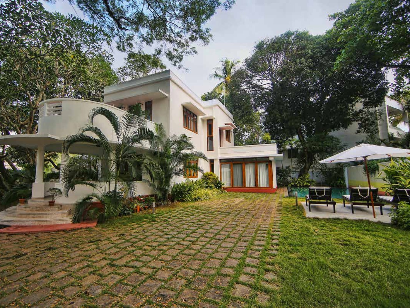 White bungalow and lawn at Beach Gate Bungalows, Fort Kochi