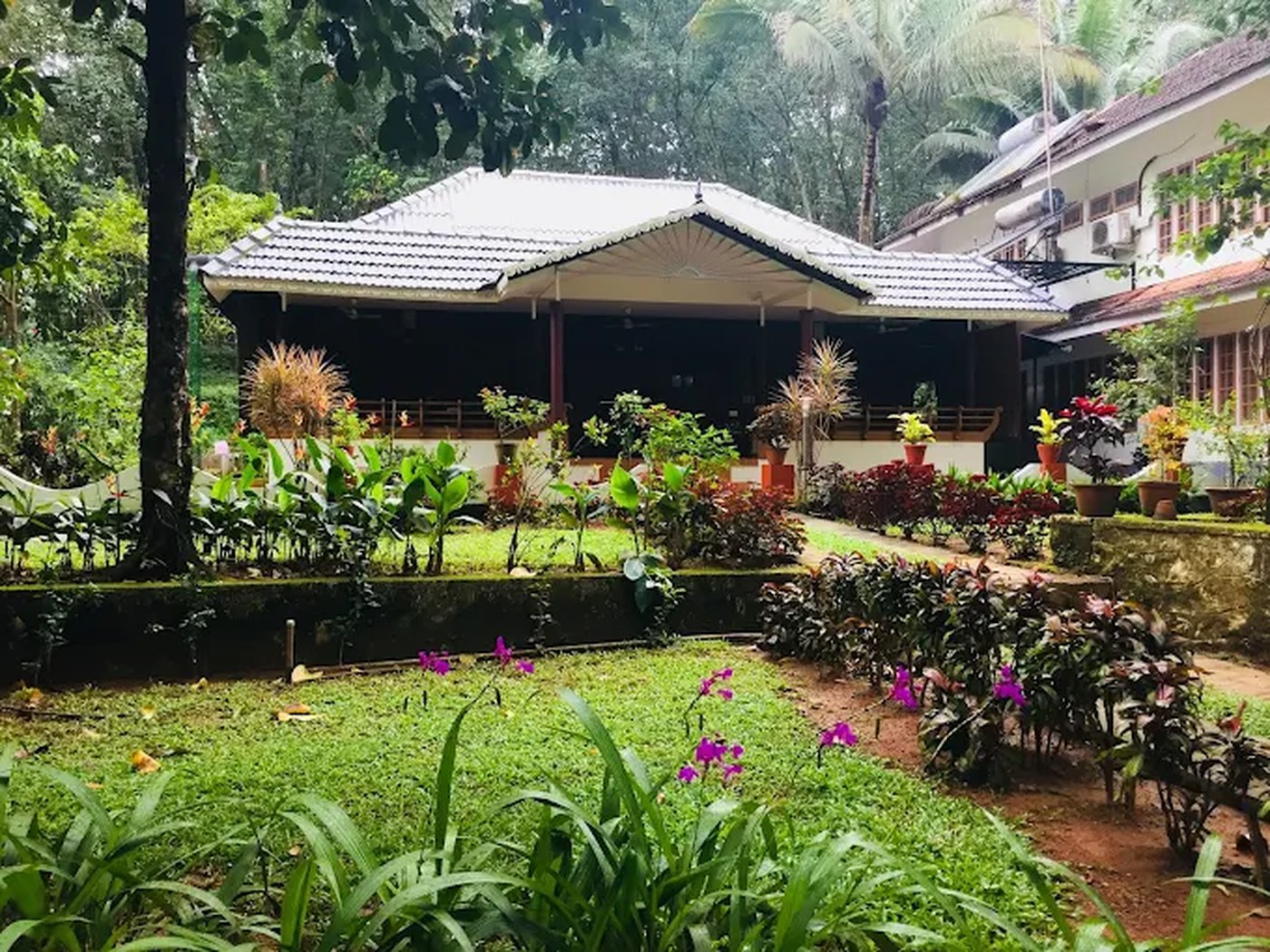 Garden and open dining pavilion at Dewalokam